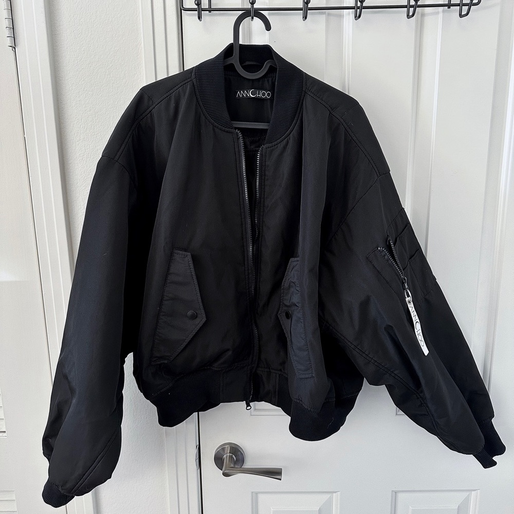 LIKE NEW Trendy Oversized Black Bomber Jacket Puffy Sleeves Warm Cool